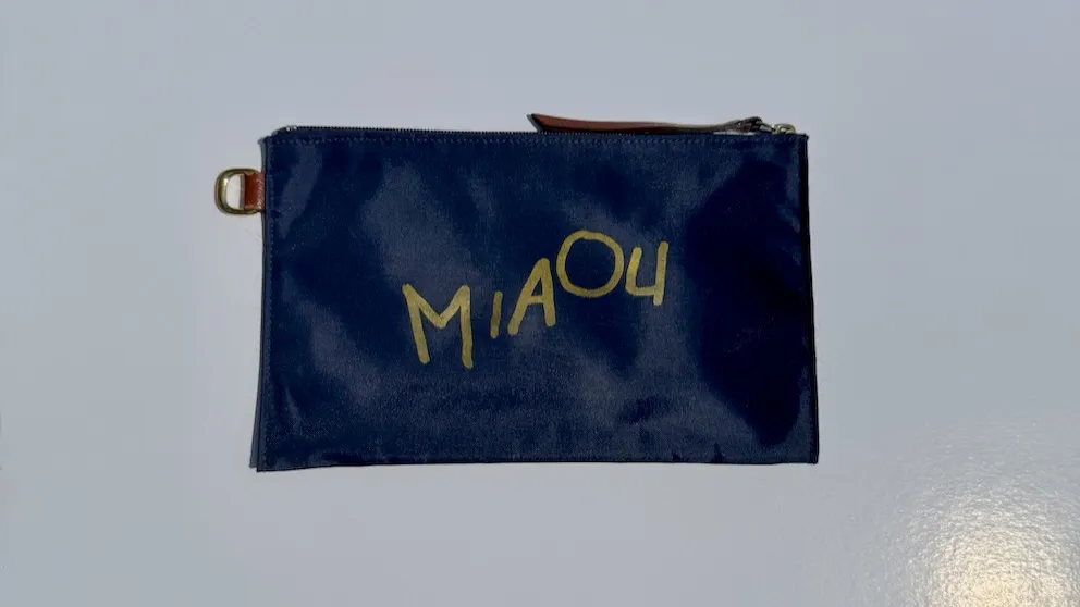 背面的 MIAOU